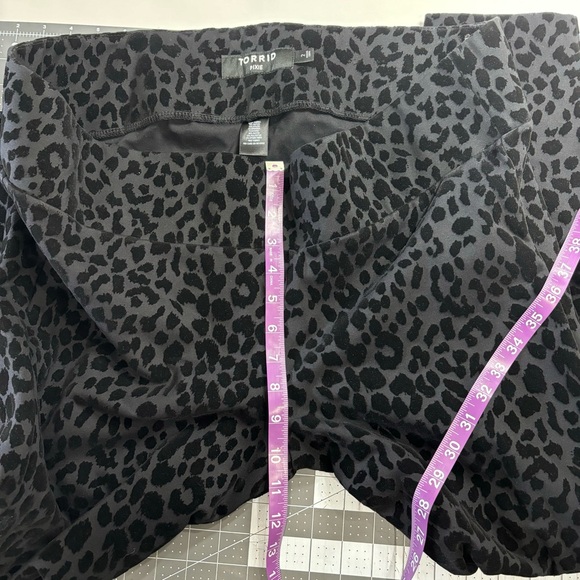 Torrid Leopard Cheetah Animal Print Black Velvet Flocked Leggings Size 2 (18/20) - Picture 5 of 7